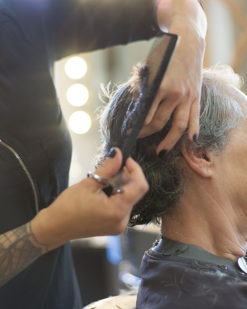 Elegant opgestoken kapsel met losse lokken